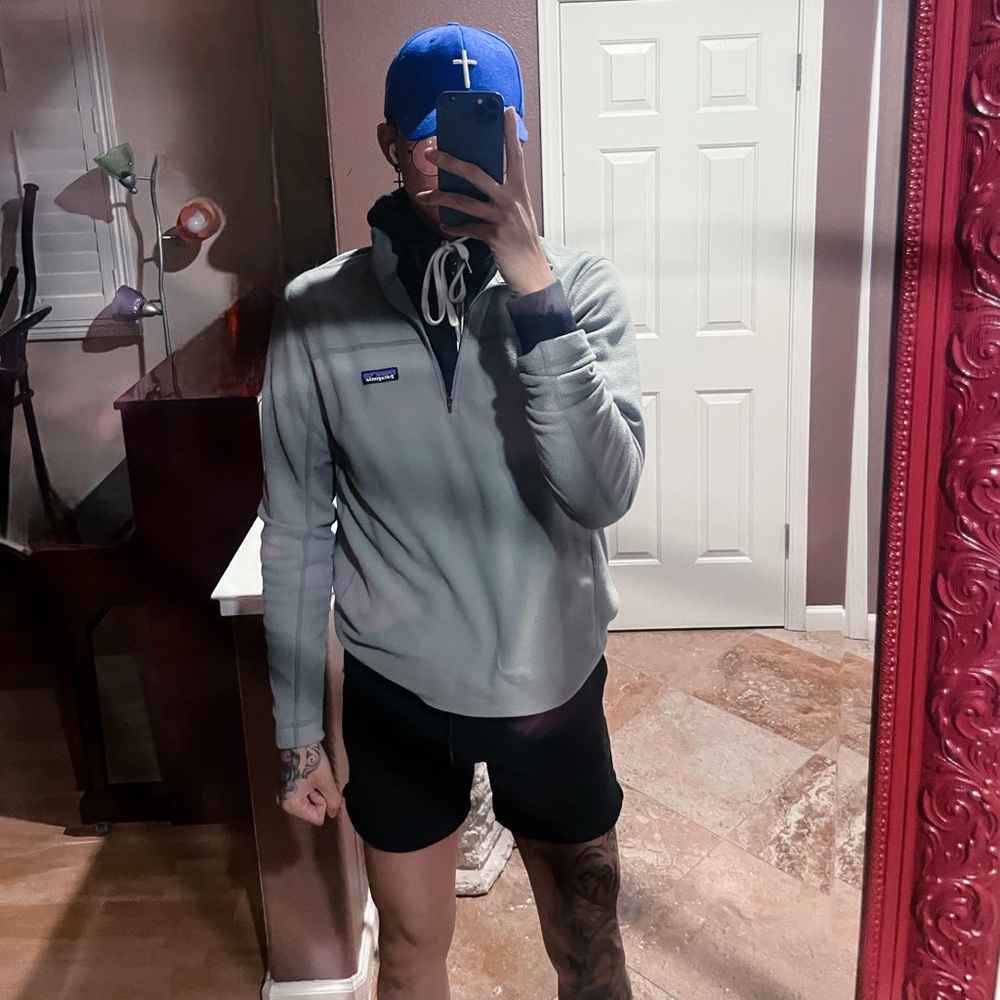 Patagonia 1/4 Zip Pullover. Gray. Medium